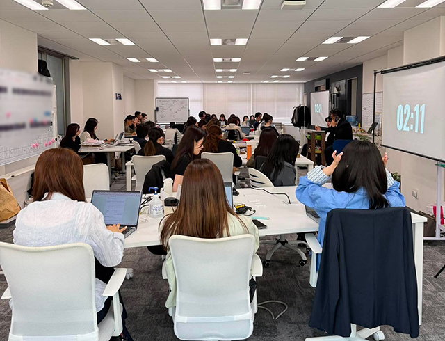 アプローチの５分間、真剣に聞く社員の様子